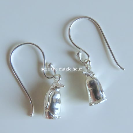 皇帝ペンギンの揺れるピアス　ペンギン大好き　ボリューミーピアス　penguin pierced earrings