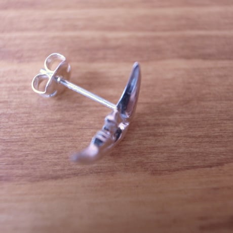 月のピアス（左顔）