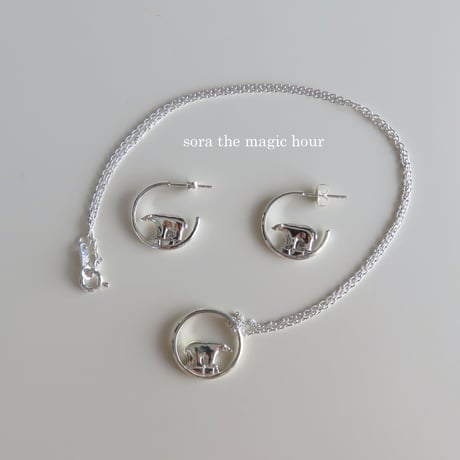 ホッキョクグマのリングピアス　　しろくまリング　シロクマ好きさんへ　silver925