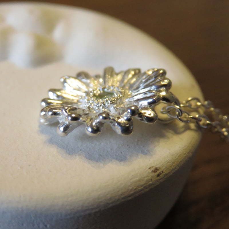 ガーベラのネックレス 大人かわいい ガーベラ好きさんへ贈る M