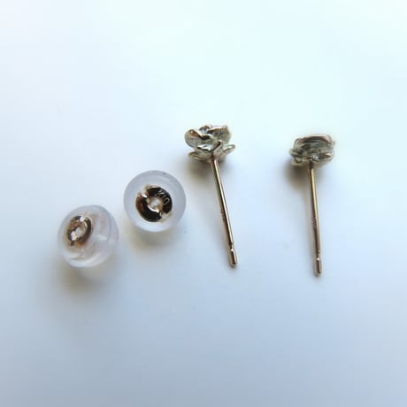 小さいバラのピアス K10 K18　上品で大人かわいいバラのゴールドポストピアス　普段使いにも