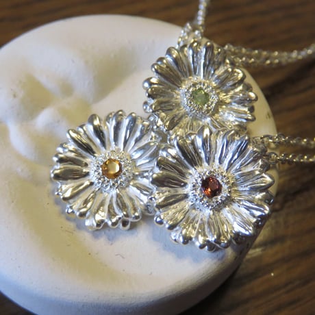 ガーベラのネックレス 　大人かわいい　ガーベラ好きさんへ贈る　Mサイズ  Garbera　味わいシルバーアクセサリー花言葉「希望」「前向き」11月誕生花