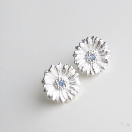 ガーベラのピアス　Silver925　CZ　ガーベラ好きさんへ贈る味わいシルバーアクセサリー花言葉「希望」「前向き」11月誕生花