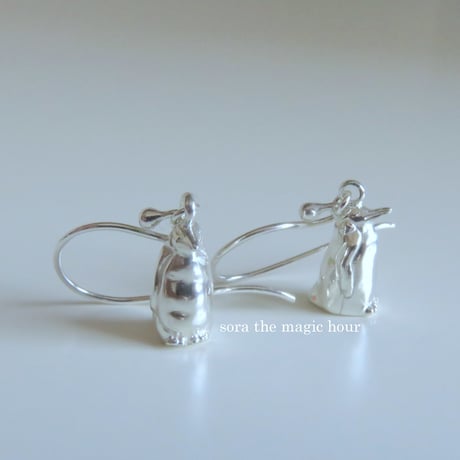 皇帝ペンギンの揺れるピアス　ペンギン大好き　ボリューミーピアス　penguin pierced earrings