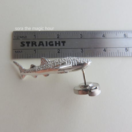 ジンベエザメ　ラペルピン　Whale shark lapel pin　ピンブローチ　タックピン