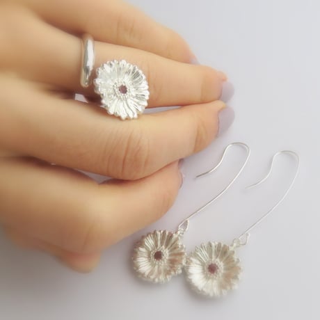 ガーベラのフリーリング　L ガーベラ好きさんへ贈る味わいシルバーアクセサリー花言葉「希望」「前向き」Lサイズ　【受注生産】