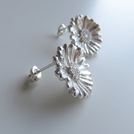 ガーベラピアス、 size L ガーベラポストピアス、【受注生産】Gerbera earrings,　ガーベラ好きさんへ贈るシルバーネックレス　花言葉「希望」「前向き」　11月誕生花