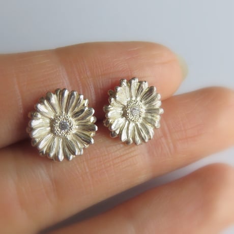 ガーベラのピアス　Silver925　CZ　ガーベラ好きさんへ贈る味わいシルバーアクセサリー花言葉「希望」「前向き」11月誕生花