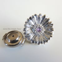 ガーベラのラペルピン　Lサイズ　【受注生産】男性にも　ガーベラ好きさんへ贈る味わいシルバーアクセサリー　花言葉「希望」「前向き」　11月誕生花
