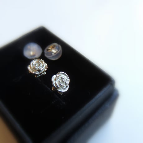 小さいバラのピアス K10 K18　上品で大人かわいいバラのゴールドポストピアス　普段使いにも