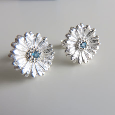 ガーベラのピアス　Silver925　CZ　ガーベラ好きさんへ贈る味わいシルバーアクセサリー花言葉「希望」「前向き」11月誕生花