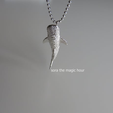 ジンベエザメ　ネックレス　Whale shark necklace　海の生き物好きさんへ　個性的な絶滅危惧種ジュエリー