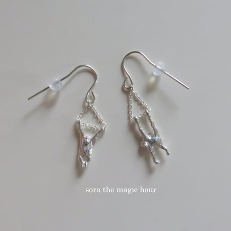 オランウータンの揺れるピアス　orangutans silver 925