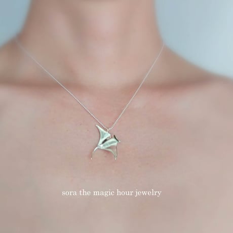 オニイトマキエイシルバーネックレス　大人可愛いリアルなマンタ　Manta ray silver necklace