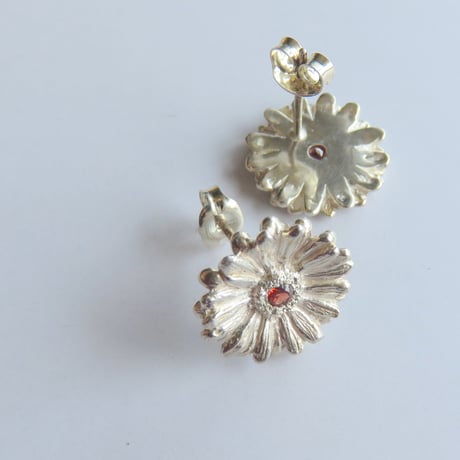 ガーベラのピアス　Silver925　CZ　ガーベラ好きさんへ贈る味わいシルバーアクセサリー花言葉「希望」「前向き」11月誕生花