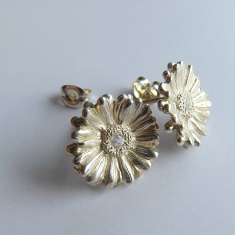 ガーベラのピアス　Silver925　CZ　ガーベラ好きさんへ贈る味わいシルバーアクセサリー花言葉「希望」「前向き」11月誕生花