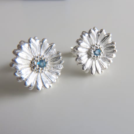 ガーベラピアス、 size L ガーベラポストピアス、【受注生産】Gerbera earrings,　ガーベラ好きさんへ贈るシルバーネックレス　花言葉「希望」「前向き」　11月誕生花