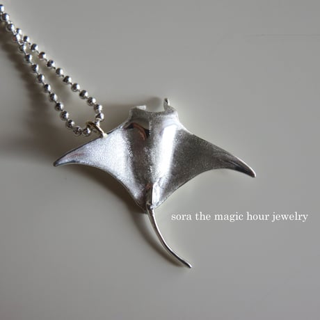 オニイトマキエイシルバーネックレス　大人可愛いリアルなマンタ　Manta ray silver necklace