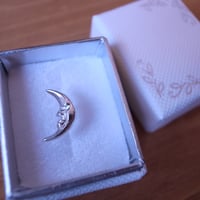 月のピアス（左顔）