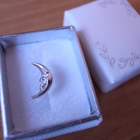 月のピアス（左顔）