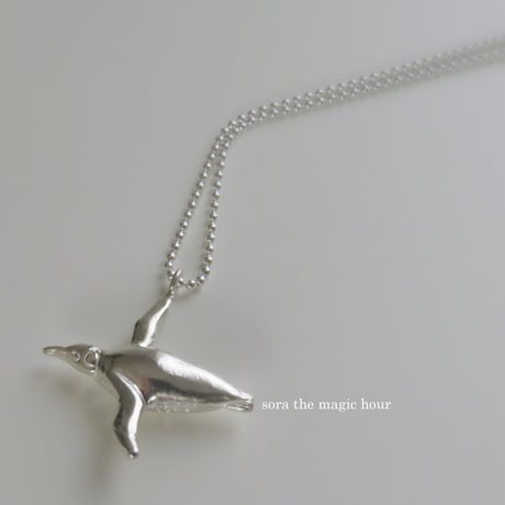 泳ぐペンギンのネックレス　躍動感あふれるかっこいいペンギンシルバーアクセサリー　空飛ぶネックレス