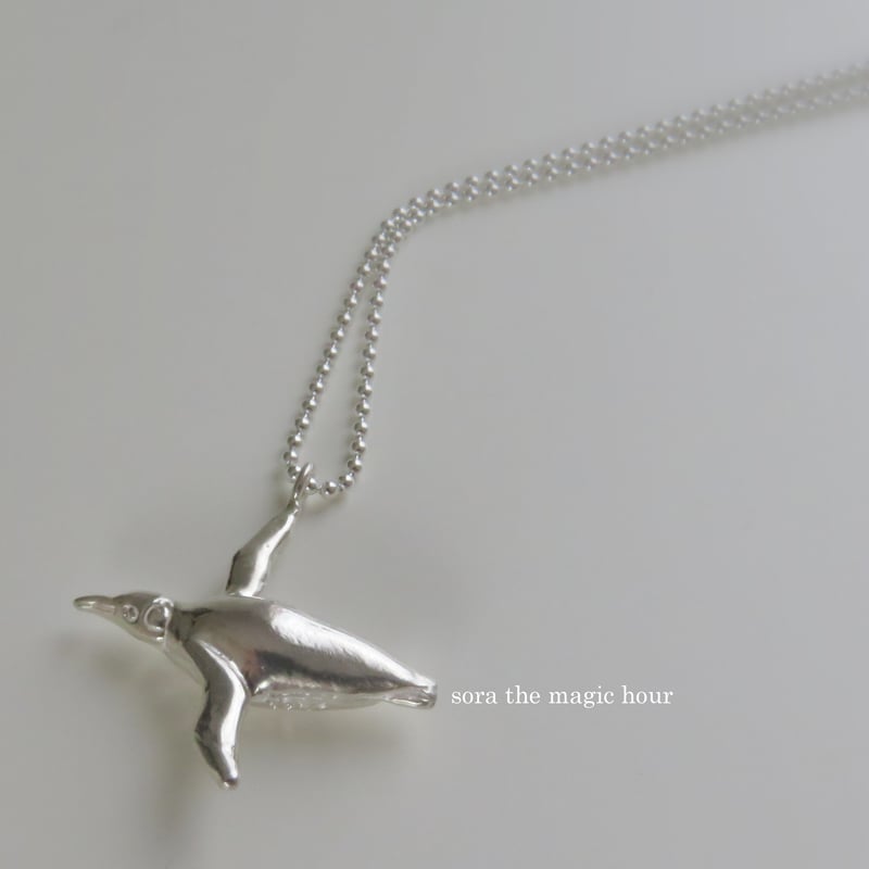 泳ぐペンギンのネックレス 躍動感あふれるかっこいいペンギン