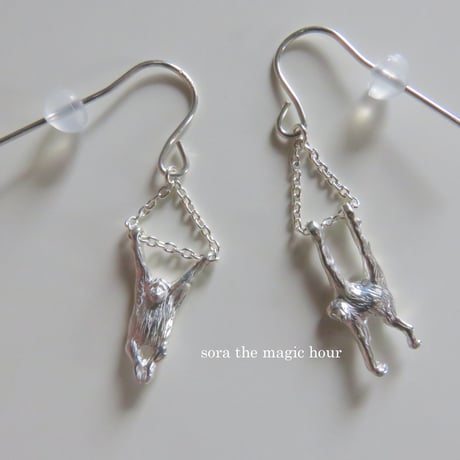 オランウータンの揺れるピアス　orangutans silver 925