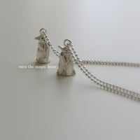 皇帝ペンギンの揺れるネックレス　かわいい陸上のペンギンシルバーアクセサリー