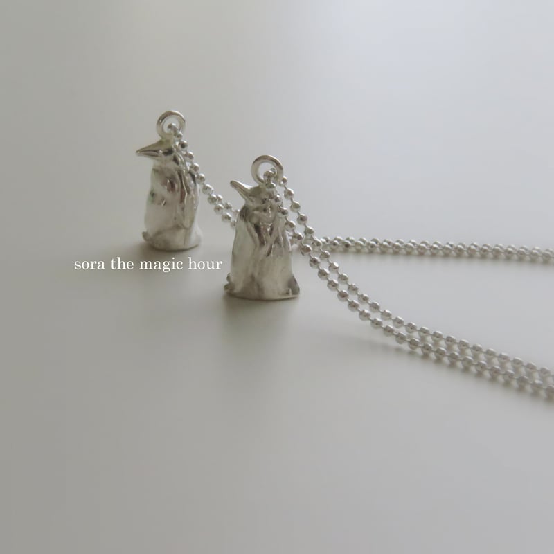 皇帝ペンギンの揺れるネックレス かわいい陸上のペンギンシルバー