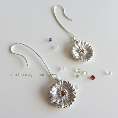 ガーベラピアス、 sizeL ガーベラフックピアス、【受注生産】ガーベラ好きさんへ贈る味わいシルバーアクセサリー花言葉「希望」「前向き」11月誕生花