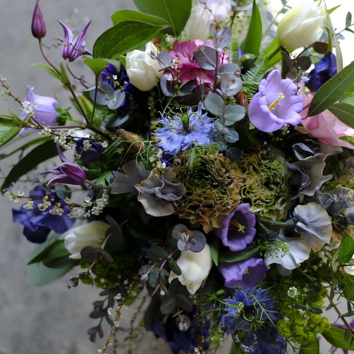 フラワーアレンジメント seasonal arrangement （季節のお花を使ったフラワーアレンジメント