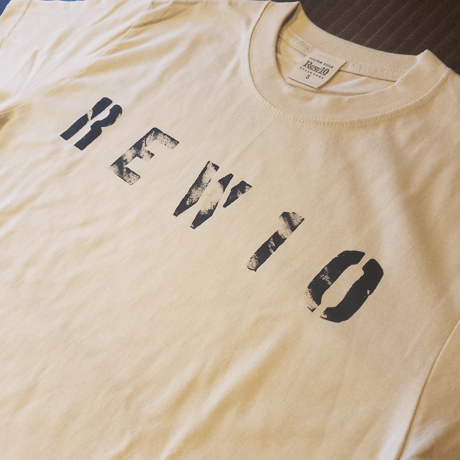 REW10 STENCIL LOGO T-SHIRTS  (6.2oz)
