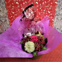 スクエアの陶器鉢にワレモコウと薔薇のプリザーブドフラワーアレンジと秋の焼き菓子２袋のギフトセット♪