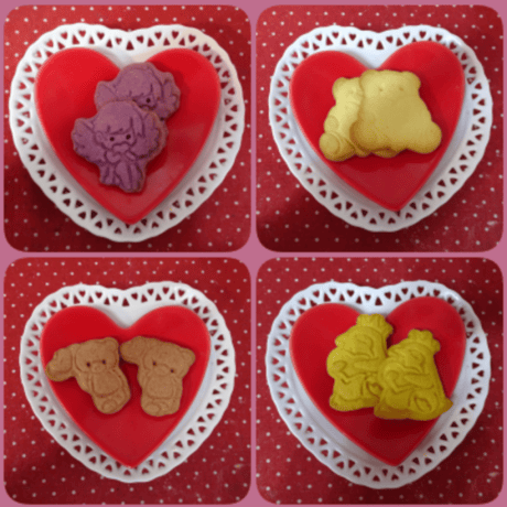 スクエア型陶器に赤い薔薇のプリザーブドフラワーアレンジとハート系の焼き菓子２袋のギフトセット♪