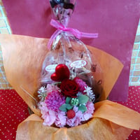 赤い薔薇のプリザーブドフラワーアレンジとハート系の焼き菓子２袋のギフトセット♪