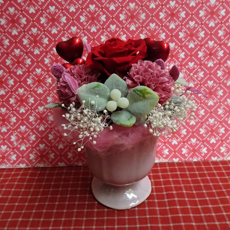 ピンクの器に薔薇とかすみ草のプリザーブドフラワーアレンジとハートの 