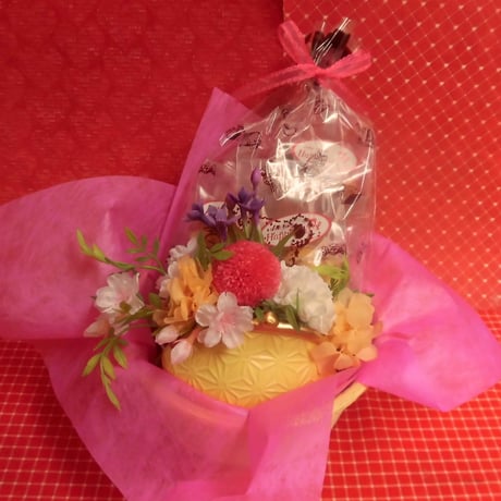 がまぐち型陶器にピンポンマムのプリザーブドフラワーをメインに桜の花をあしらったアレンジと桜の焼き菓子６袋のギフトセット