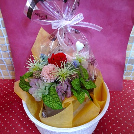 スクエア型陶器に赤い薔薇のプリザーブドフラワーアレンジとハート系の焼き菓子２袋のギフトセット♪