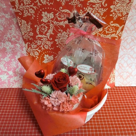 ハート柄の陶器カップにアレンジした薔薇のプリザーブドフラワーとハートの焼き菓子6袋のギフトセット