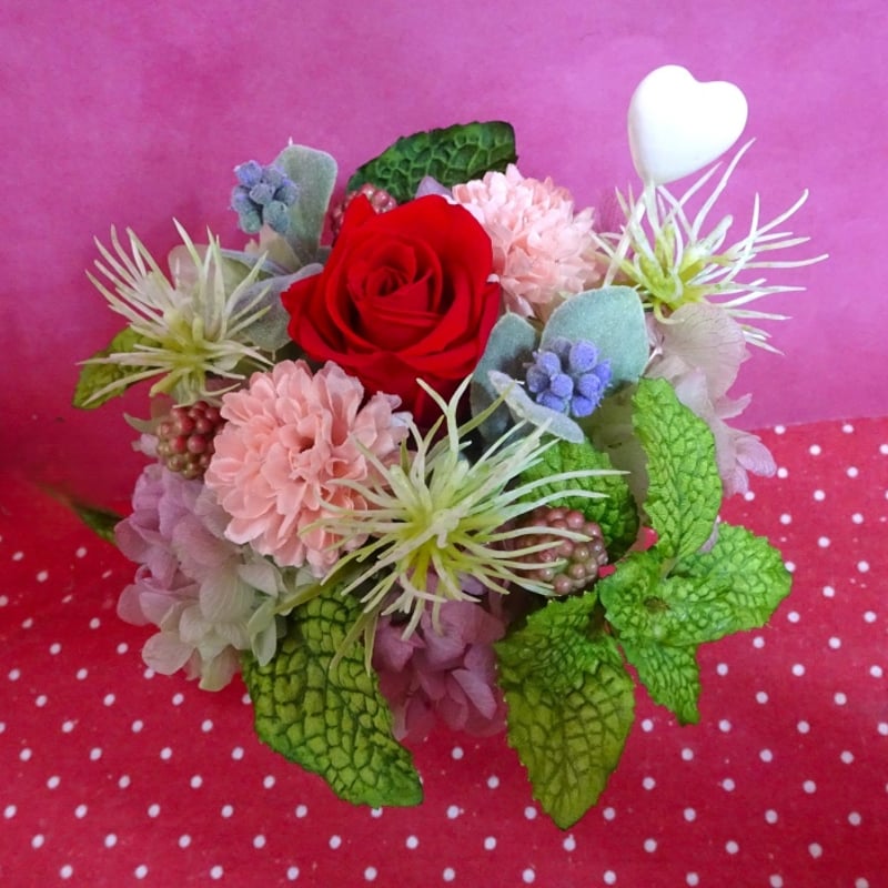 スクエア型陶器に赤い薔薇のプリザーブドフラワーアレンジとハート系の