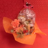 クマさんがプリザーブドフラワーのカーネーションの花束を持ったアレンジと野菜や果物を使った焼き菓子８袋のギフトセット♪