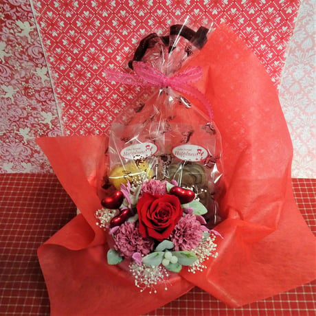 ピンクの器に薔薇とかすみ草のプリザーブドフラワーアレンジとハートの焼き菓子2袋のギフトセット