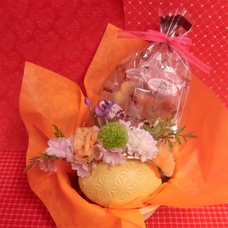 がまぐち型陶器にピンポンマムのプリザーブドフラワーをメインに桜の花をあしらったアレンジと桜の焼き菓子８袋のギフトセット