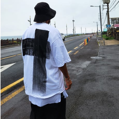 By The R/ brush painting  tee(BLACK)