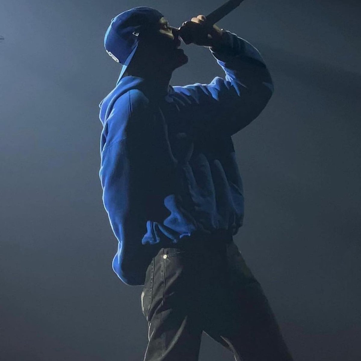 イージーギャップ　カニエウェスト L ネイビー yeezy gap hoodie YEEZY GAP」からフーディーが登場 カニエ・ウェストが新曲の