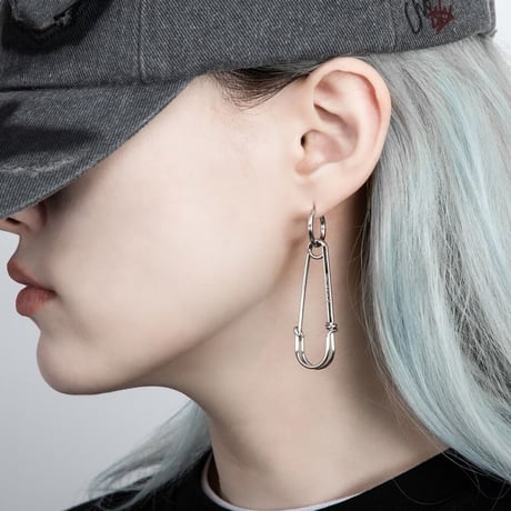 BLACK BLOND/BBD PIN Earring