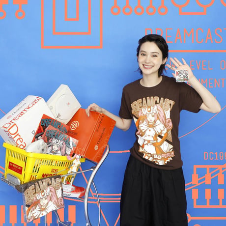 セガ・ハード・ガールズ x ドリームキャスト Tシャツ -ブラウン-