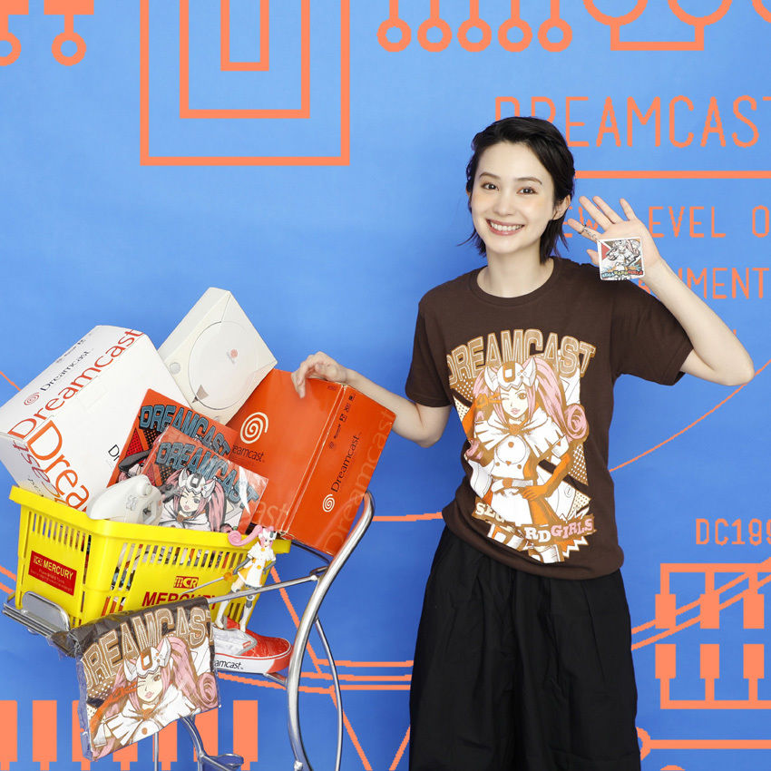 セガ・ハード・ガールズ x ドリームキャスト Tシャツ -ブラウン