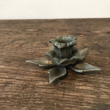 花型のキャンドルスタンド