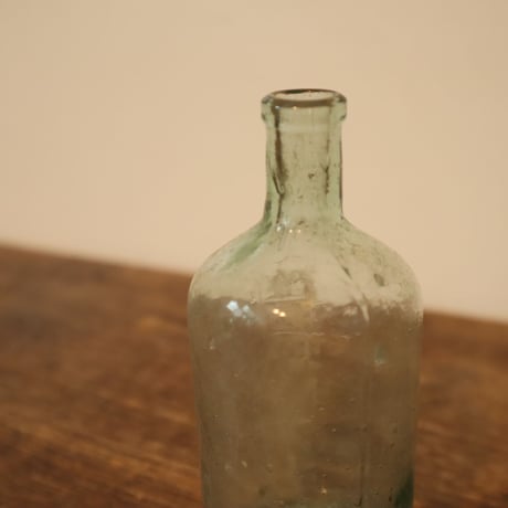 古い 色ガラスの小さな瓶 / ie22_265